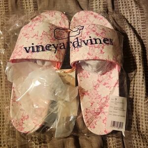 Vineyard Vines size 9 slides